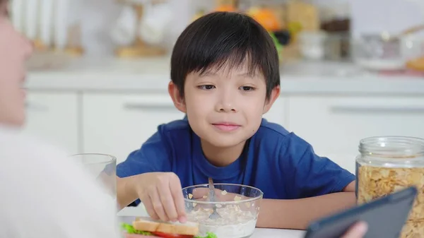 Evdeki Rahat Mutfakta Oturup Tablette Çizgi Film Izleyen Sevimli Küçük — Stok fotoğraf
