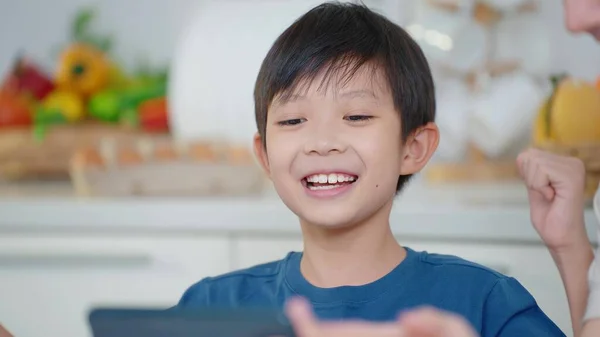 Feliz Asiático Menino Sentado Jogando Jogo Tablet Digital Sorrindo Alegremente — Fotografia de Stock