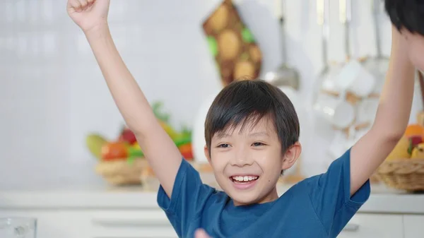 Podekscytowany Azjatycki Chłopiec Podnosi Ręce Świętowania Ukończenia Pracy Domowej Podnieceniem — Zdjęcie stockowe