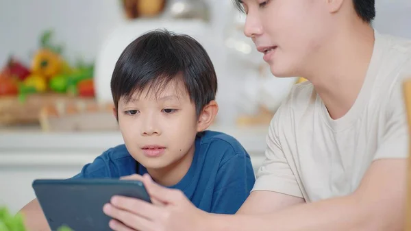 Padre Asiático Enseñando Pequeño Hijo Usando Tableta Digital Para Aprender —  Fotos de Stock