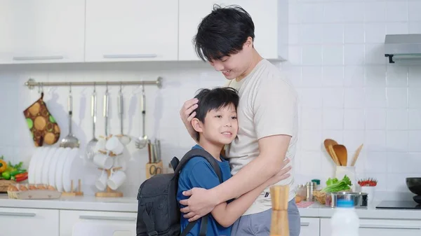 Asijský Malý Chlapec Objímající Otce Před Prvním Dnem Školy Svobodný — Stock fotografie
