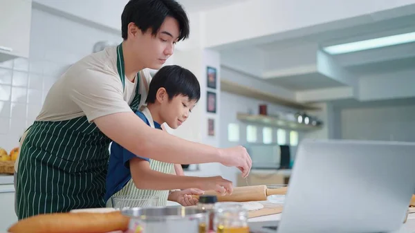 Счастливый Азиатский Отец Учит Сына Готовить Торт Печенье Кухне Счастливая — стоковое фото