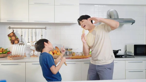 Mutlu Asyalı Baba Oğul Mutfak Kaşığı Tutarak Evde Dans Edip — Stok fotoğraf