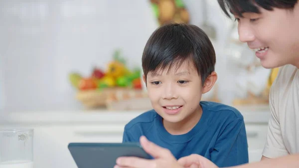 Padre Asiático Enseñando Pequeño Hijo Usando Tableta Digital Para Aprender —  Fotos de Stock