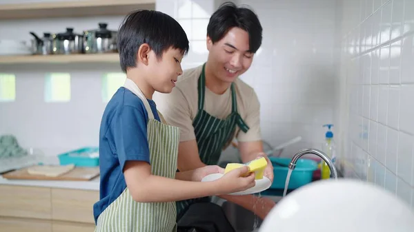 Азіат Допомагає Татові Мити Посуд Вдома Кухні Відпустці Одинокий Батько — стокове фото