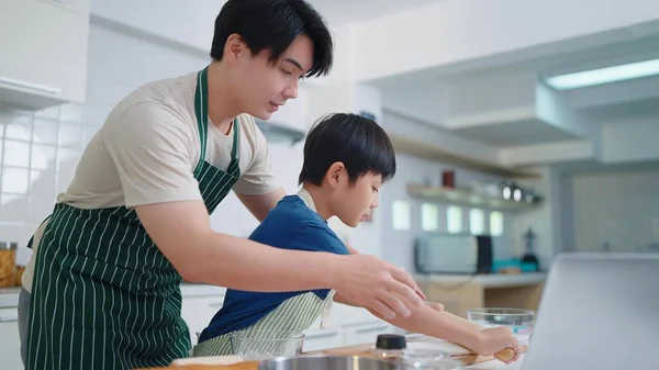 Χαρούμενος Ασιάτης Πατέρας Που Μαθαίνει Στον Γιο Του Μαγειρεύει Κέικ — Φωτογραφία Αρχείου