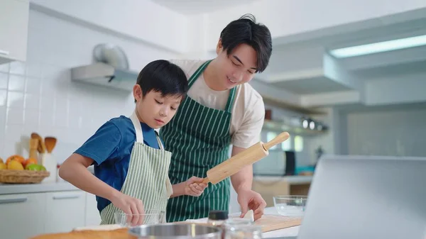 Gelukkig Aziatische Vader Onderwijzen Zoon Koken Taart Koekje Keuken Gelukkig — Stockfoto