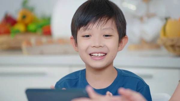 Asyalı Çocuğun Gülümseyen Yüzünü Kapatın Evde Tatilde Tablet Üzerinde Çizgi — Stok fotoğraf