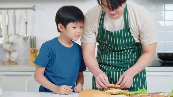 Asiatico Figlio Looking Padre Preparare Sandwich Colazione Vacanza Cucina Stanza — Foto Stock