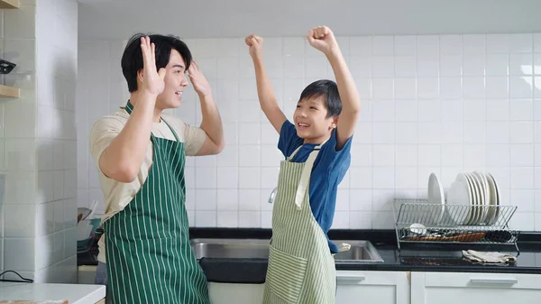 Asian Father Little Son Apron Looking Happy Washing Dishes Kitchen — Stock Photo, Image