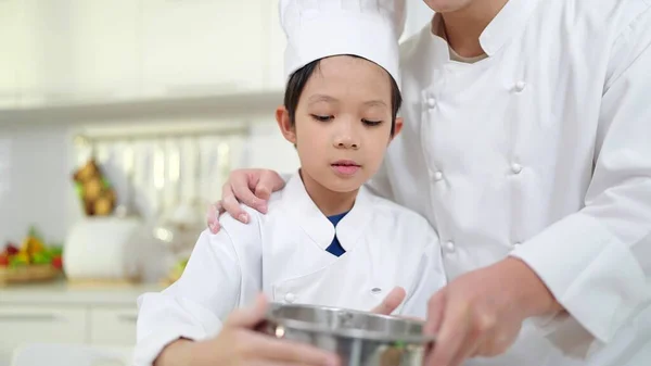 Chiudi Bambino Asiatico Uniforme Chef Setacciando Farina Fare Panetteria Pane — Foto Stock