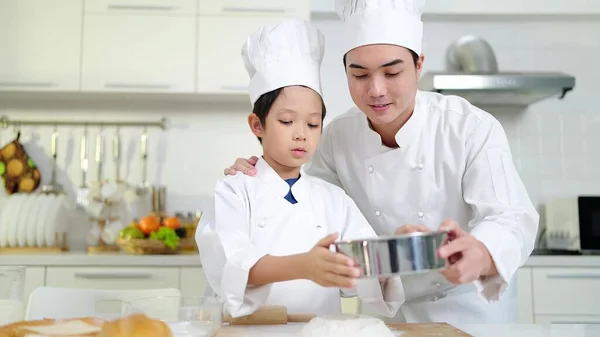 Padre Asiatico Insegna Piccolo Figlio Preparare Pasta Cuocendo Biscotti Cucina — Foto Stock