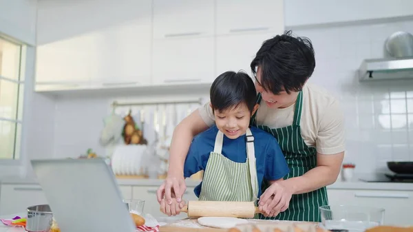 Азиатский Отец Одиночка Обучает Маленького Сына Делать Тесто Хлеба Учится — стоковое фото