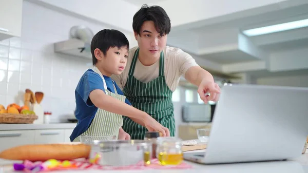 Азиатский Отец Одиночка Обучает Маленького Сына Готовить Учиться Видео Социальных — стоковое фото