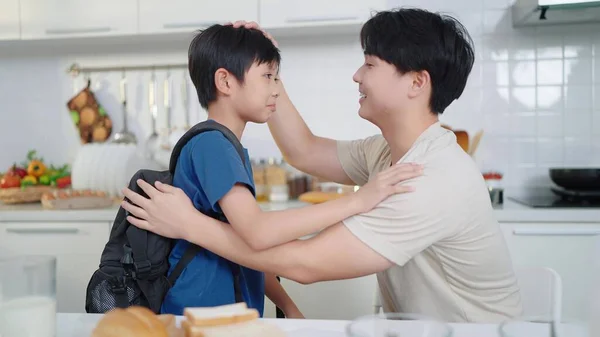 Азиатский Одинокий Отец Сын Обнимают Друг Друга Перед Школой Счастливая — стоковое фото