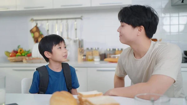 Asiatico Padre Single Figlio Parlando Tra Loro Prima Andare Scuola — Foto Stock