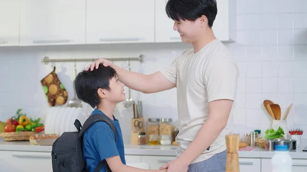 Азиатский Одинокий Отец Сын Обнимают Друг Друга Перед Школой Счастливая — стоковое фото
