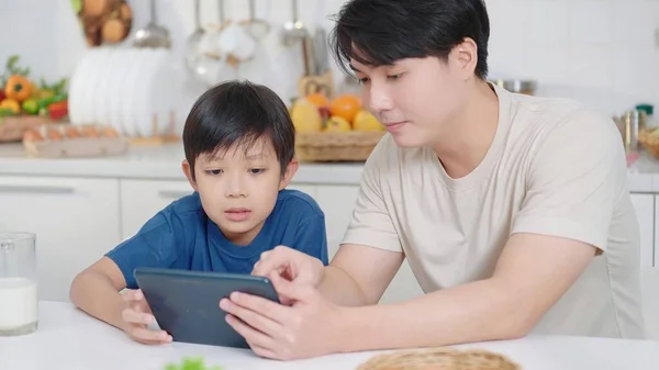 Asiático Padre Soltero Hijo Pequeño Usando Tableta Para Aprender Cocinar —  Fotos de Stock