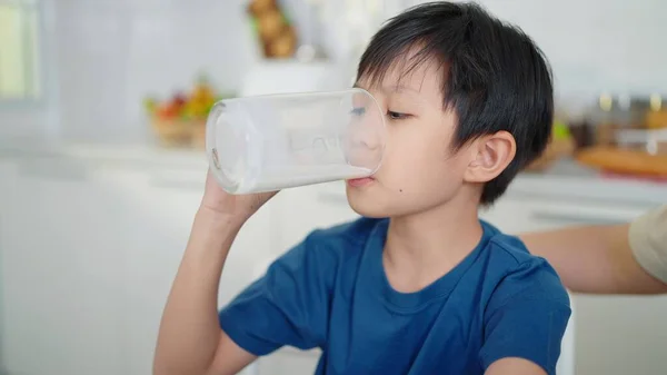 Azji Słodkie Student Chłopiec Pijąc Szklankę Mleka Domu Przed Pójściem — Zdjęcie stockowe