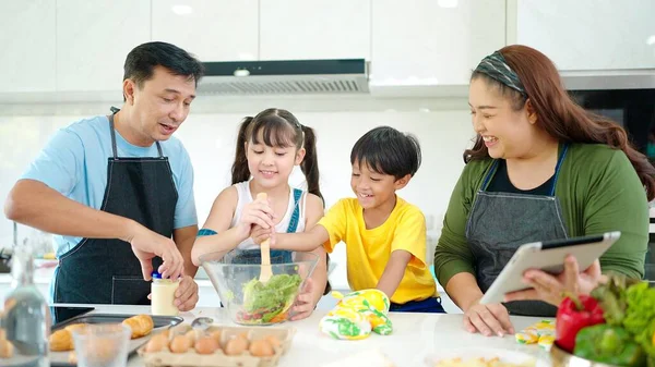 Mutfakta Birlikte Sağlıklı Yemek Pişiren Mutlu Asyalı Aile Ebeveynler Küçük — Stok fotoğraf
