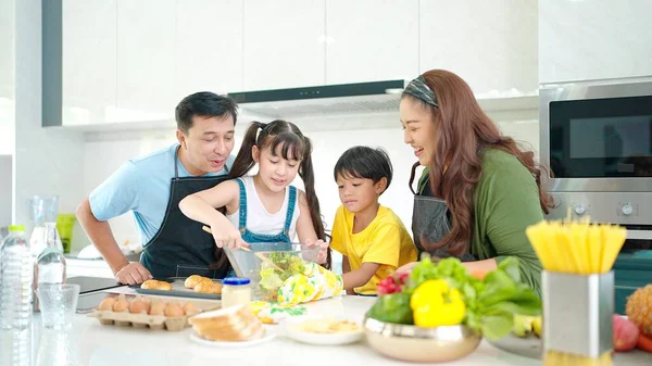 Mutfakta Birlikte Sağlıklı Yemek Pişiren Mutlu Asyalı Aile Ebeveynler Küçük — Stok fotoğraf
