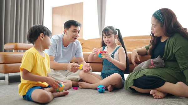 Família Asiática Passar Tempo Juntos Férias Sala Estar Casa Relação — Fotografia de Stock