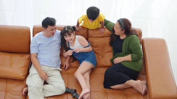 アジアの家族は家のリビングルームで一緒に休日に時間を過ごす 活動関係 — ストック写真