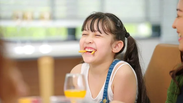 Děti Smějí Jídelního Stolu Baví Při Obědě Doma Rodinný Čas — Stock fotografie