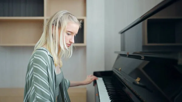 Tienermeisje Met Blond Haar Studeert Thuis Piano Spelen Onderwijs Vaardigheidsconcept — Stockfoto