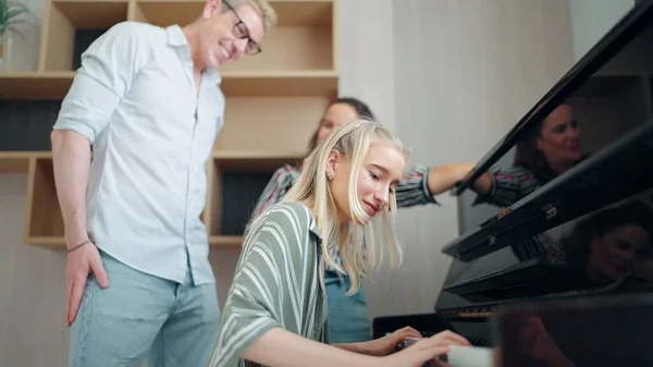 Gelukkige Familie Luisterende Dochter Die Thuis Pianomuziek Speelt Begrip Gezinsrelatie — Stockfoto