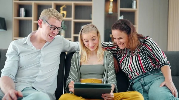Pais Caucasianos Felizes Filha Adolescente Estão Divertindo Usando Laptop Casa — Fotografia de Stock