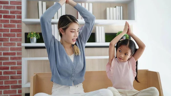 Feliz Asiática Mamá Hija Haciendo Yoga Juntos Casa Manteniendo Colgando —  Fotos de Stock