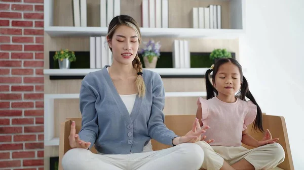 Gelukkig Aziatisch Mam Dochter Doen Yoga Samen Thuis Houden Opknoping — Stockfoto