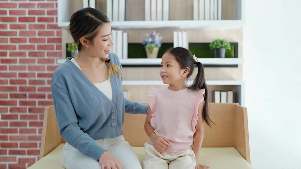 Feliz Família Amorosa Mãe Asiática Filha Divertindo Sentados Sofá Sala — Fotografia de Stock