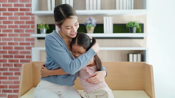 Atractiva Hermosa Madre Asiática Linda Hija Sentada Abrazándose Acogedor Sofá —  Fotos de Stock