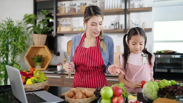 Família Feliz Mãe Asiática Filha Cozinhar Conjunto Com Mesa Cheia — Fotografia de Stock