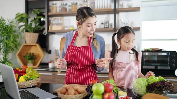 Família Feliz Mãe Asiática Filha Cozinhar Conjunto Com Mesa Cheia — Fotografia de Stock