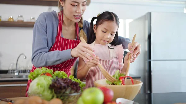 Mãe Asiática Filha Cozinhar Juntos Cozinha Estão Preparando Comida Saudável — Fotografia de Stock