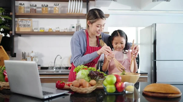 Азиатская Мать Дочь Готовят Вместе Кухне Здоровую Пищу Счастливая Азиатская — стоковое фото