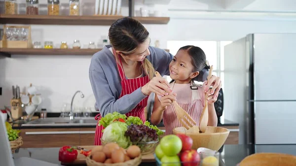 Madre Figlia Asiatica Che Cucinano Insieme Cucina Stanno Preparando Cibo — Foto Stock