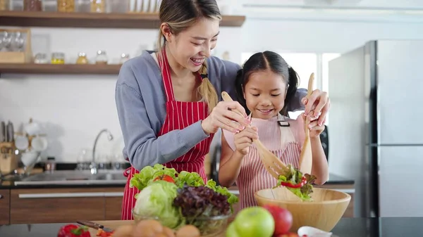 Asiatiska Mor Och Dotter Matlagning Tillsammans Köket Förbereder Hälsosam Mat — Stockfoto