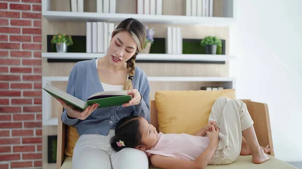 Feliz Familia Asiática Madre Lectura Libro Cuento Hadas Historia Hija —  Fotos de Stock