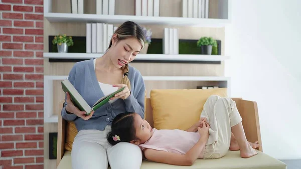 Счастливая Азиатская Семья Мать Читает Сказку Книгу Сказки Дочери Лежал — стоковое фото