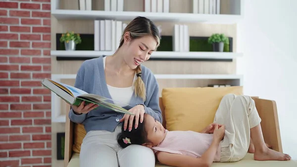 Heureuse Mère Famille Asiatique Lisant Livre Conte Fées Fille Couchée — Photo