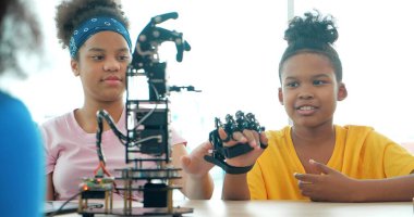 Afrikalı siyahi gençler robotik kol okulunu, Teknoloji ve Yenilik konseptini öğreniyorlar