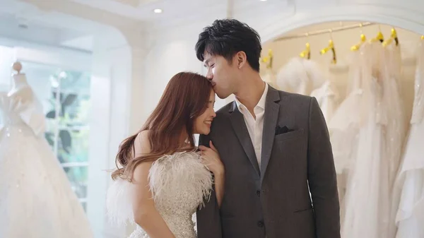 Ženich Nosí Oblek Polibek Čelo Asijské Krásné Nevěsty Bílých Svatebních — Stock fotografie