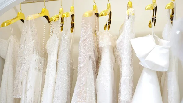 Schöne Brautkleider Hängen Kleiderbügel Hochzeitsstudio — Stockfoto