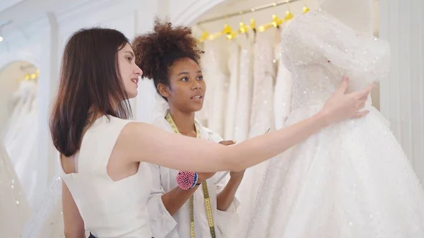 Zwei Professionelle Modedesignerinnen Diskutieren Und Entwerfen Weißes Hochzeitskleid Hochzeitsstudio — Stockfoto