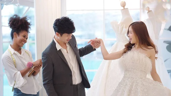 Groom Wearing Suit Asian Beautiful Bride Choosing Fitting Wedding Dress — Stock Photo, Image