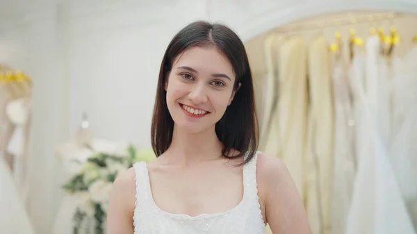 Lächelndes Gesicht Einer Glücklichen Schönen Braut Weißen Kleid Die Hochzeitsstudio — Stockfoto